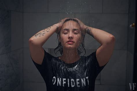 demi lovato topless|Demi Lovato Poses Nude in Unretouched Vanity Fair Photo。